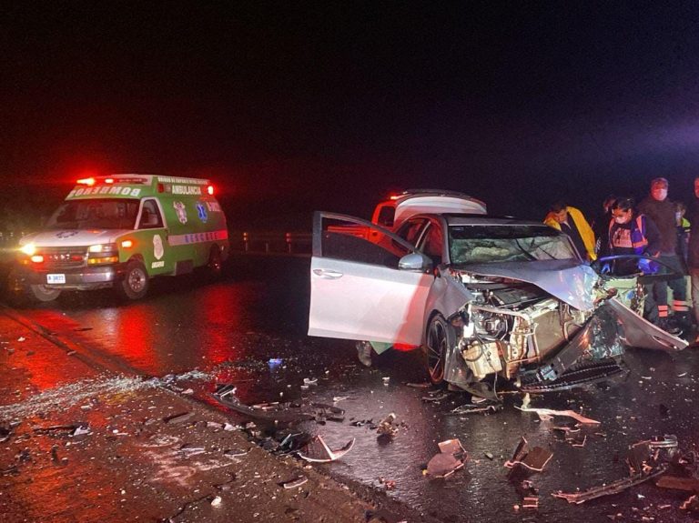 Dos personas quedan prensadas tras choque frontal, en la autopista Siglo XXI