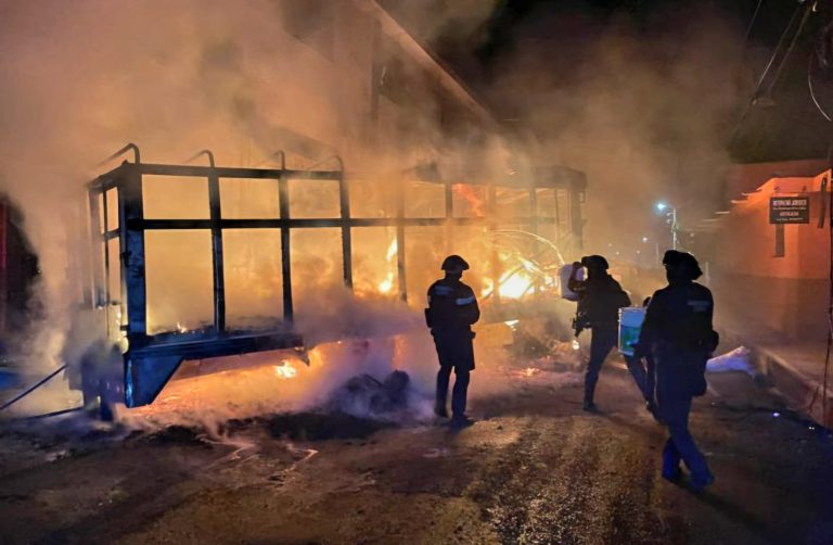 Delincuentes agreden a policías y desatan quemas de vehículos en Maravatío, Charo y Queréndaro