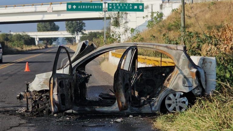 Delincuentes atacan a la GC en Zinapécuaro y queman vehículos