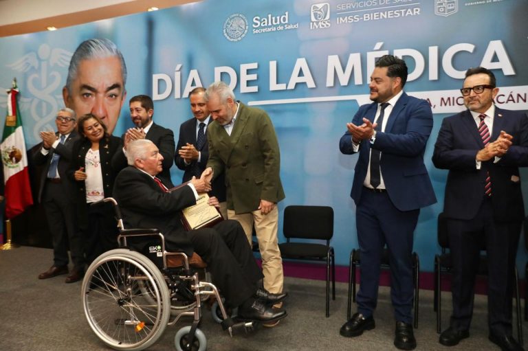 Reconocen a médicas y médicos en su día