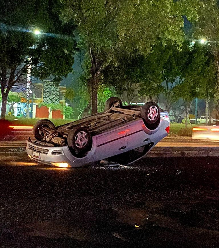 Peatón es atropellado en el periférico de Morelia y auto vuelca al esquivarlo