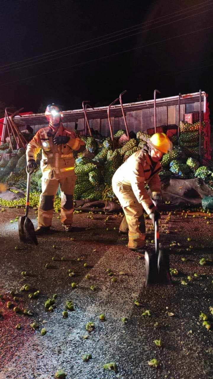 Tráiler limonero y auto protagonizan choque en la Morelia-Pátzcuaro; hay 2 heridos