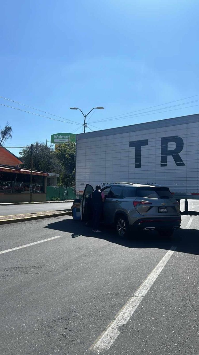 Camioneta choca contra remolque de tráiler en la AEnrique Ramírez Miguel de Morelia