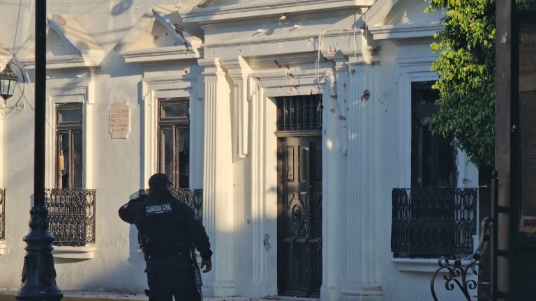 Delincuentes armados balean alcaldía de Zinapécuaro; matan a un policía
