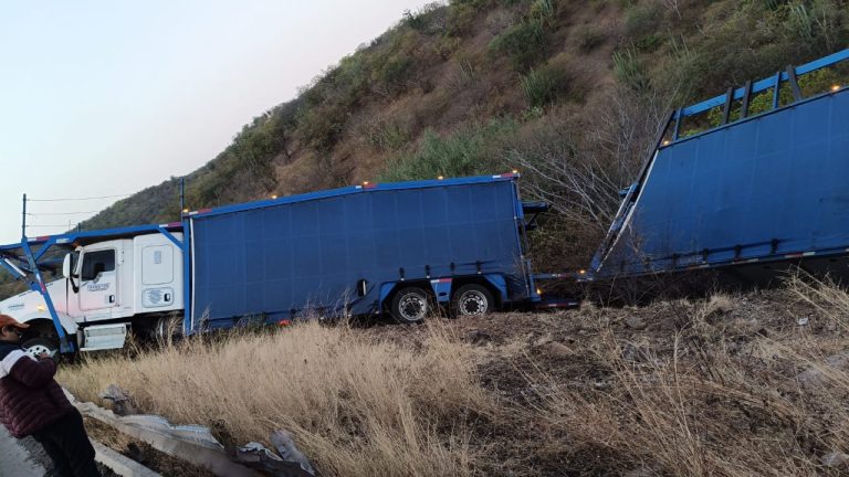 Camión nodriza se accidenta y se sale del camino en la autopista Siglo XXI