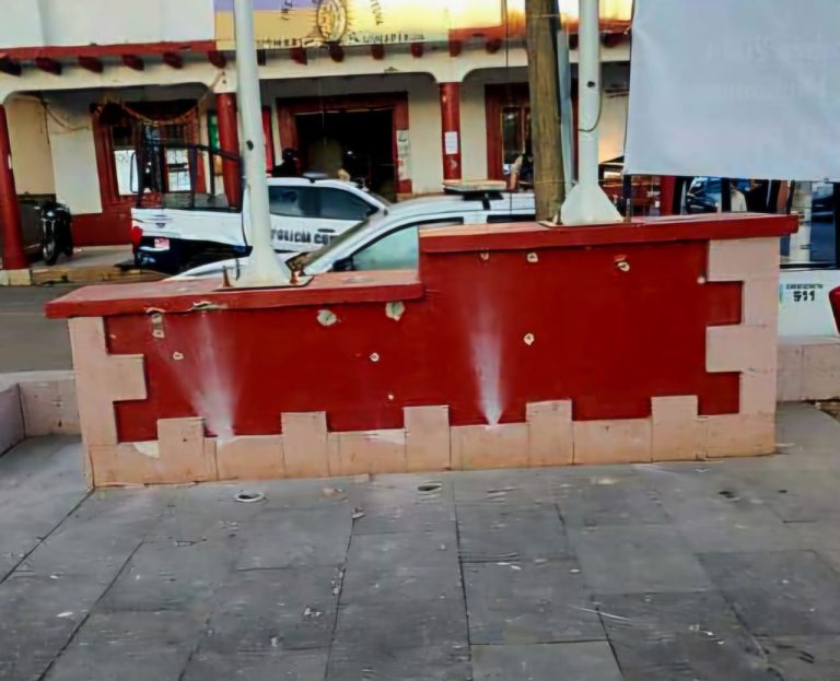 Delincuentes rafaguean jefatura de tenencia en La Cantera de Tangamandapio