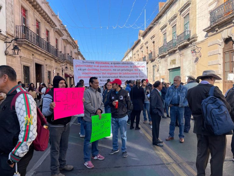Bloquean nicolaitas Palacio Legislativo: exigen no se apruebe reforma universitaria
