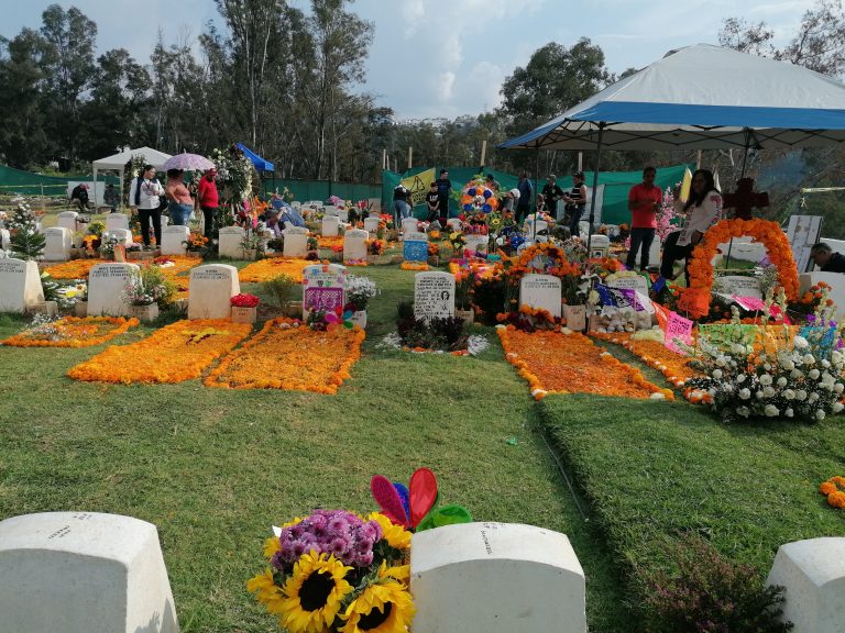 Gran afluencia se registra en los panteones en Día de Muertos
