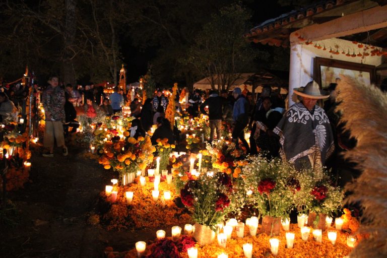 El color de la flor de cempasúchil invade el panteón de Tzurumútaro 