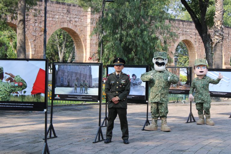 Realizan exposición fotográfica «Siempre por ti, siempre por México» en la Plaza Morelos de Morelia