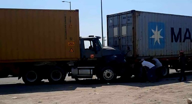 Joven gravemente herido tras ser atropellado por tráiler en Lázaro Cárdenas
