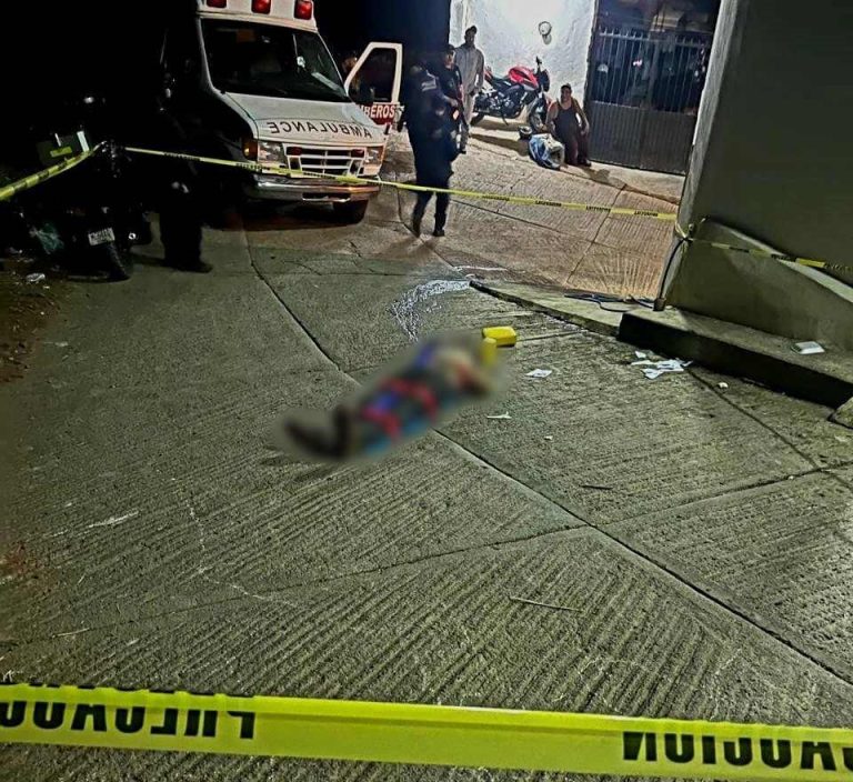 Mecánico pierde la vida al volcar una camioneta que reparó, en Los Reyes