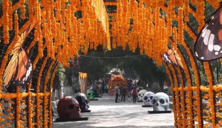 Morelia se engalana para recibir a la muerte vestida de catrina y de flores