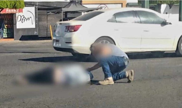 Motocicleta es impactada por camioneta, en Morelia; hay dos heridos