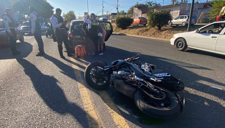Motociclista choca contra auto en la avenida Madero Poniente de Morelia