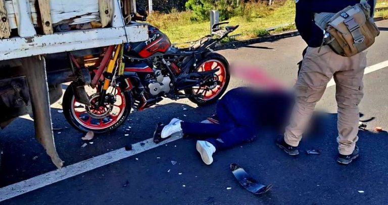 Motociclista muere al chocar contra camioneta descompuesta