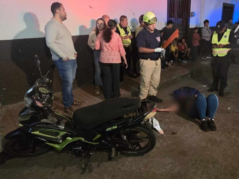 Motociclista queda herida tras choque contra un auto