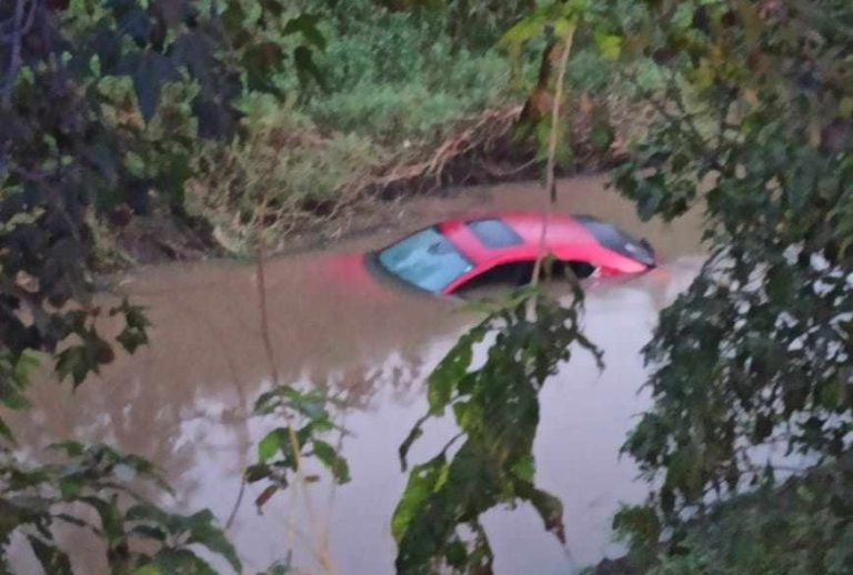 Mujer pierde el control de su auto se va al Rio Grande de Morelia
