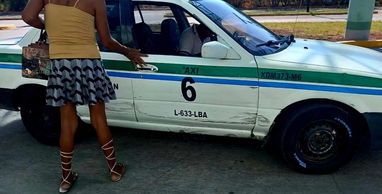 Mujer trans es lesionada por disparo en mercado de Apatzingán