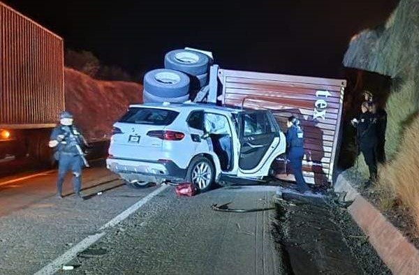 Nueva tragedia en la autopista Siglo XXI; cuatro fallecidos en choque de camioneta y tráiler