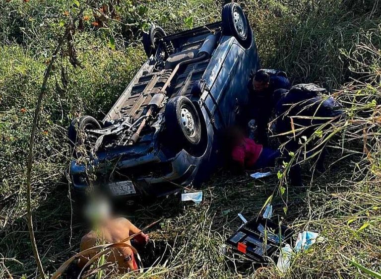 Pareja resulta herida tras volcadura en la carretera Buenavista-Apatzingán