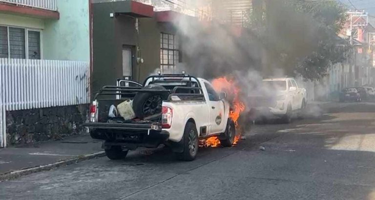 Por aparente falla, se incendia camioneta, en el Centro de Uruapan