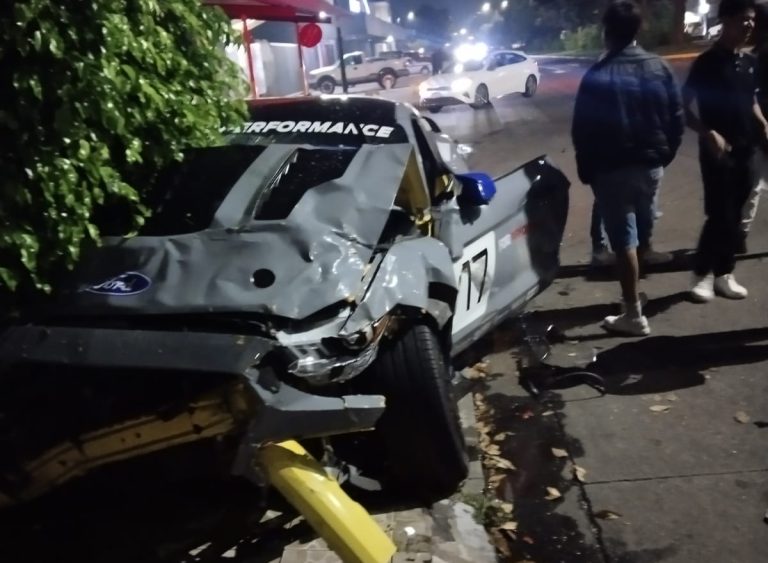 Auto deportivo choca contra camioneta en Uruapan; hay un herido