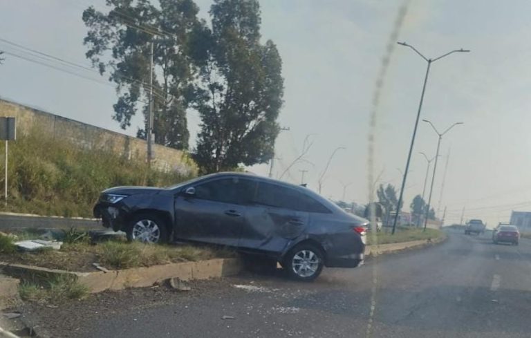 Auto choca contra poste de luz, hay una mujer herida