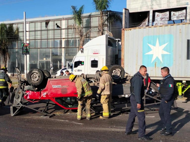 Se registra volcadura de camioneta en la salida a Salamanca; no hay heridos
