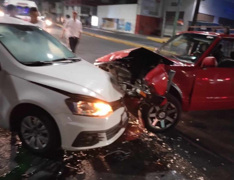 Arde auto al norte de Morelia; y chocan 2 vehículos cerca del Monumento a LC