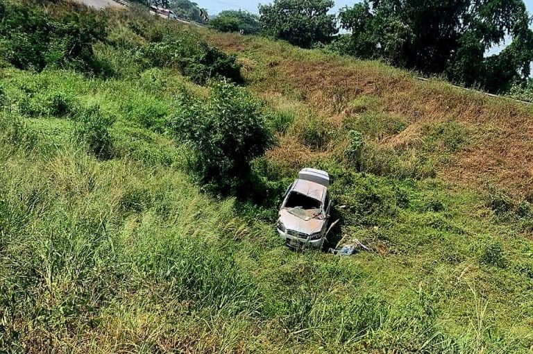 Hombre muere al volcar su auto en el trébol de Lázaro Cárdenas
