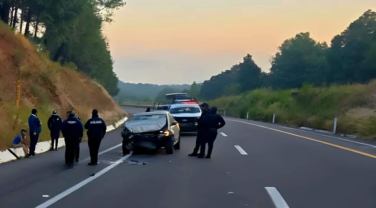 Auto particular choca por alcance contra camión de carga en la Siglo XXI