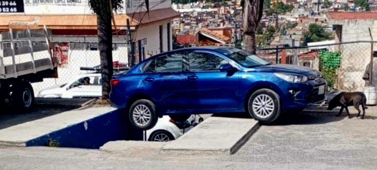 Auto cerca de caer a desnivel en estacionamiento de Abarrotes Azteca, al sur de Morelia