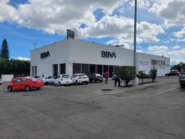 Empistolados asaltan a cuentahabiente de BBVA en Macroplaza Estadio