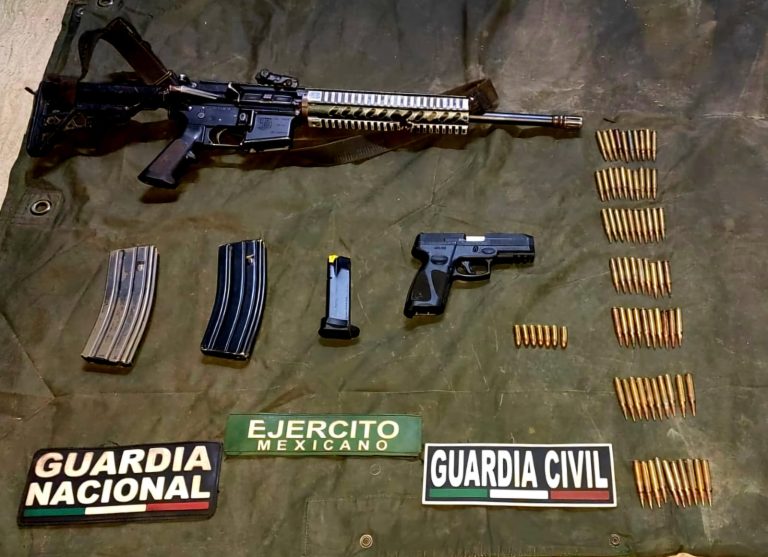 Capturan a pareja con un arma larga y una corta, en Parácuaro