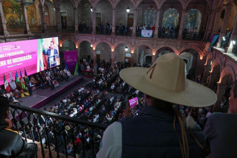 Presenta gobernador Reforma Indígena; fustiga a diputados «derechistas»