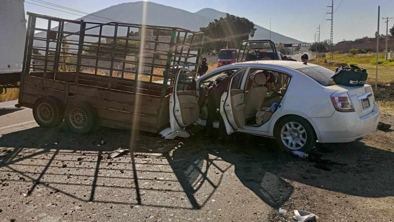Remolque se safa de camioneta e impacta auto particular; hay tres heridos