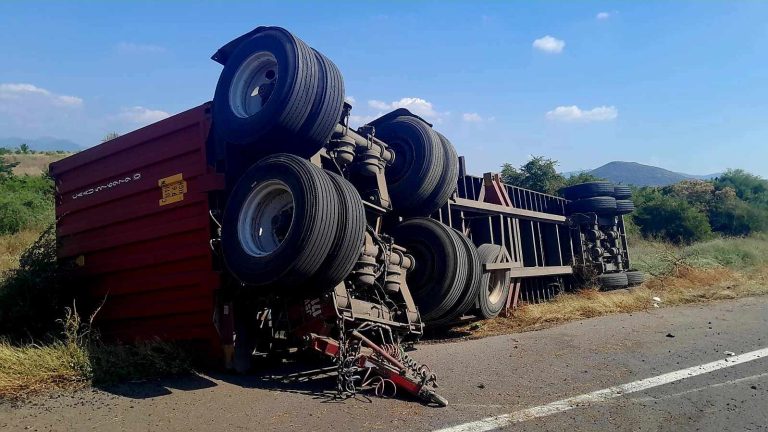 Remolque se desprende de tráiler y vuelca en la autopista Siglo XXI