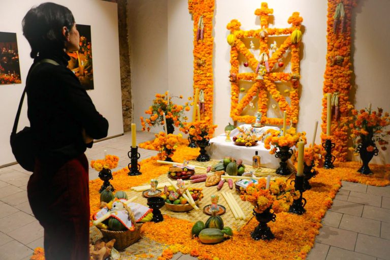 Instalan tradicional altar de muertos de Michoacán en museo de Zacatecas