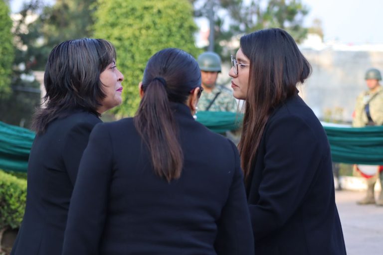 Guardia de honor en memoria de las mujeres víctimas de feminicidio: Seimujer