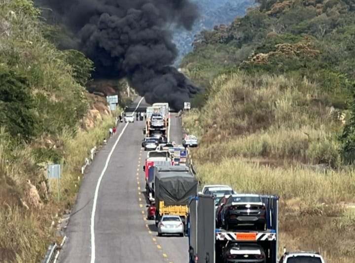 Se registran dos accidentes en la autopista Siglo XXI; en uno, un tráiler se incendió