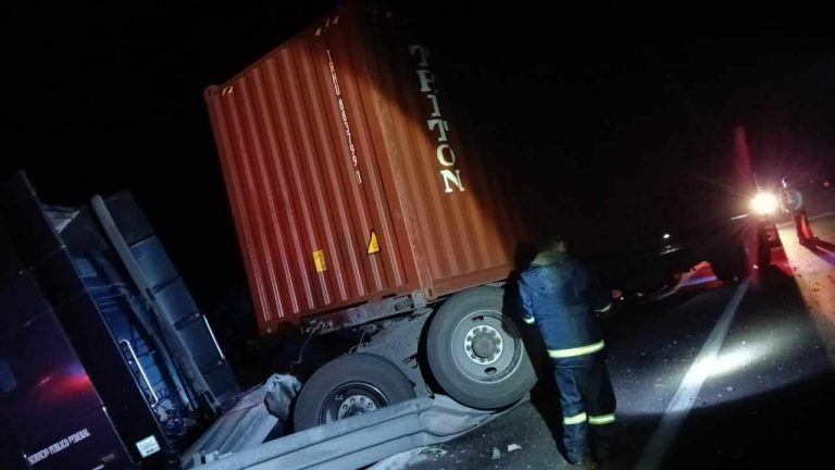 Tráiler se accidenta en la autopista Pátzcuaro-Cuitzeo