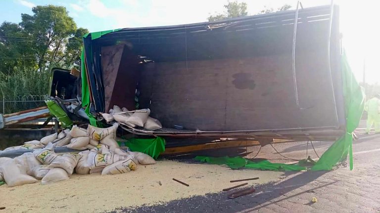 Volcadura de camión de carga de ja un muerto y un herido, en la autopista México-Guadalajara