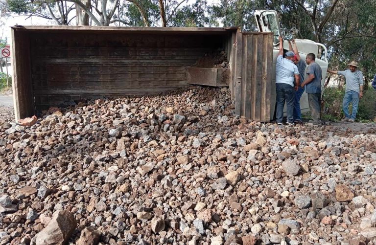 Vuelca camión con cargamento de piedras en la carretera Morelia-Mil Cumbres