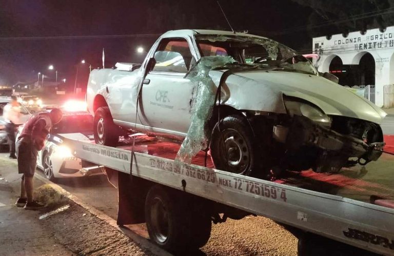 Vuelca camioneta de la CFE en la avenida Madero Poniente, de Morelia; hay un herido