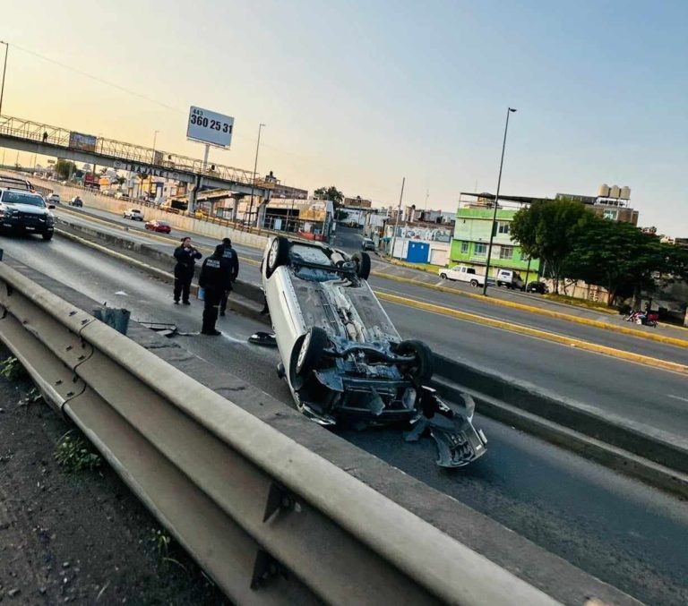 Auto robado vuelca en el libramiento oriente de Morelia