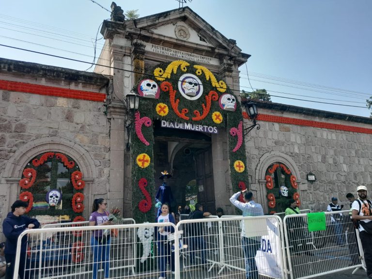 Deudos regresan al camposanto a honrar a sus seres queridos que ya partieron