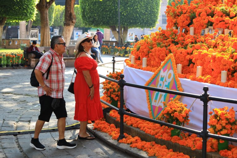 Turistas nacionales e internacionales disfrutan de los atractivos alusivos al Día de Muertos