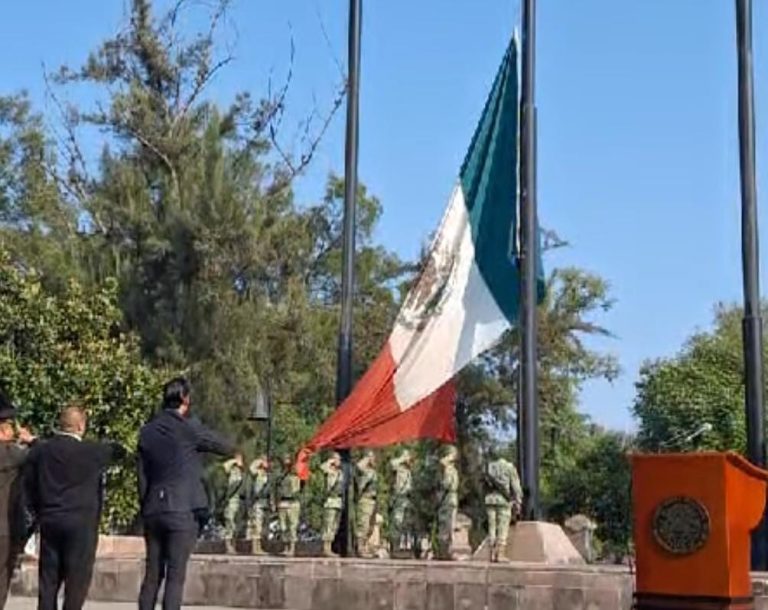 Ondea majestuosa la bandera de México en el jardín Morelos