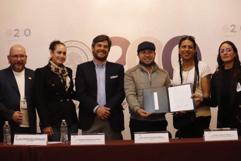 Presenta Consejo Económico iniciativa de reformas a ley contra violencia escolar, a diputados